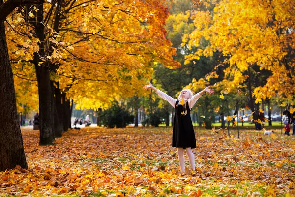 Felice Divertimento Studentessa Sta Camminando Nel Parco Una Giornata Autunno — Foto Stock