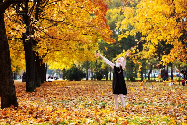Счастливая Веселая Школьница Гуляет Парке Осенний День Уол Отом — стоковое фото