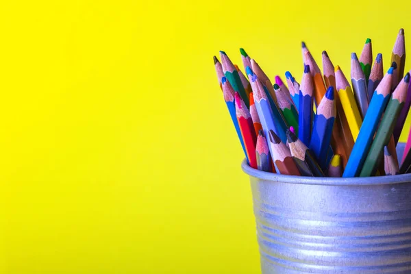 École Seau Avec Crayons Colorés Sur Fond Jaune — Photo