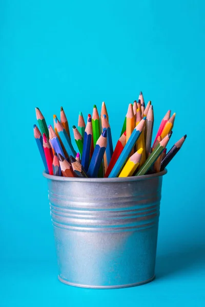 Okul Kova Bir Mavi Adam Üzerinde Renkli Kalemler Ile — Stok fotoğraf