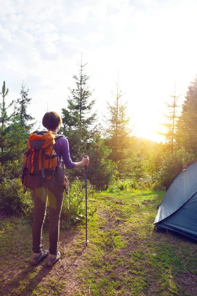 Touristenmädchen Steht Neben Dem Zelt Berg Karpaten Ukraine — Stockfoto