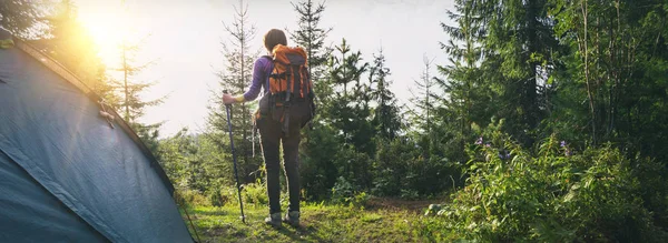 Touristenmädchen Steht Neben Dem Zelt Berg Karpaten Ukraine — Stockfoto