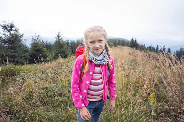 ウクライナの風景 カルパティアの山で幸せな笑顔の女の子の子供 ウクライナ — ストック写真