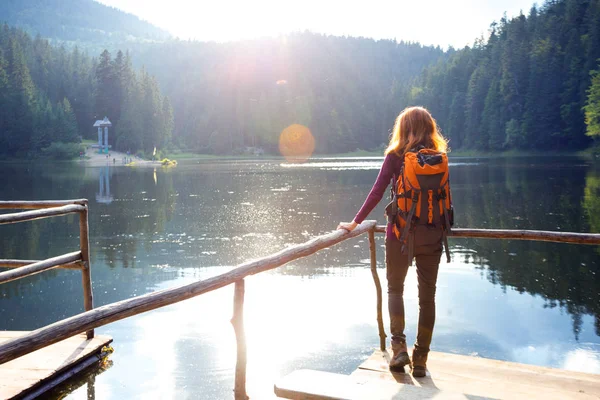 Chica Turística Synevyr Lago Montaña Puesta Del Sol Cárpatos Ucrania —  Fotos de Stock