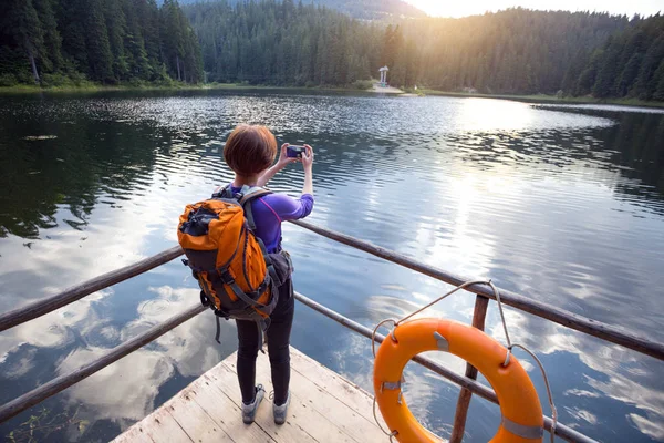 Τουριστική Κορίτσι Κάνει Μια Φωτογράφηση Του Βουνού Στη Λίμνη Synevyr — Φωτογραφία Αρχείου