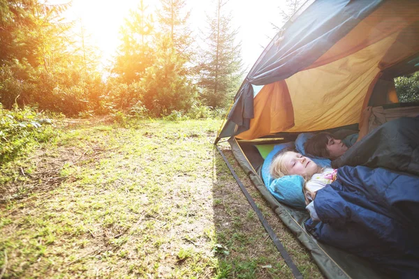 Caminata Vida Camping Senderismo Las Montañas Con Niños Sonriendo Los —  Fotos de Stock