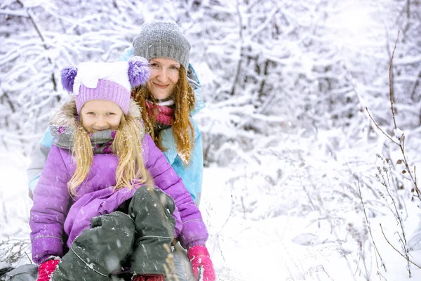 Happy Cheerful Winter Mother Smiling Daughter Winter Wal — Stock Photo, Image