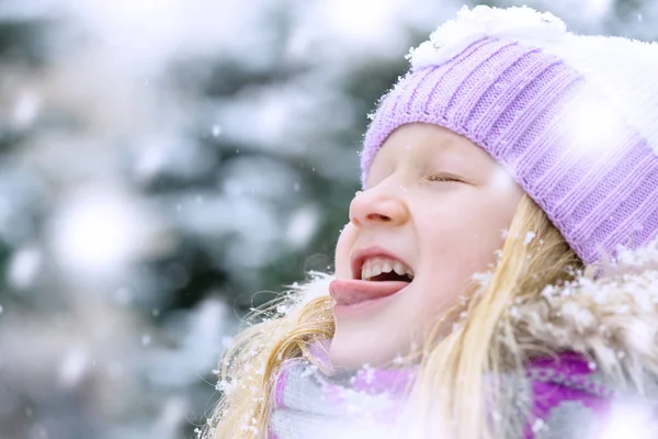 Smiling Little Girl Catching Snowflakes Her Tongu — Stock Photo, Image