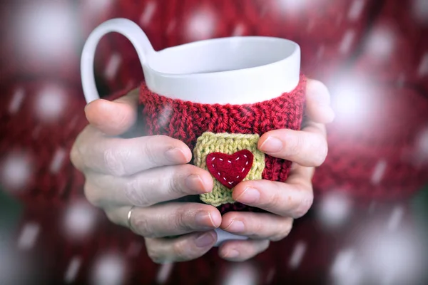 Knitted Woolen Cups Female Hand — Stock Photo, Image