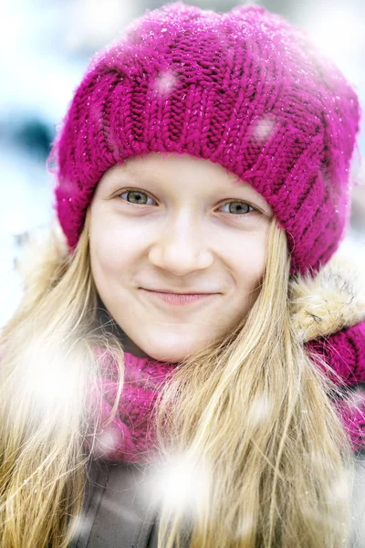 Inverno Piccola Ragazza Sorridente All Aperto Tim Nevicata — Foto Stock