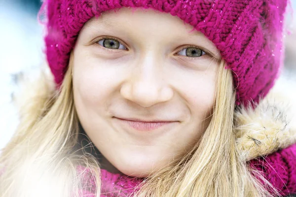 Zima Dziewczynka Uśmiechający Się Zewnątrz Śniegu Tim — Zdjęcie stockowe