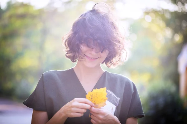 Herfst Leuke Meisje Houdt Een Gele Lea — Stockfoto