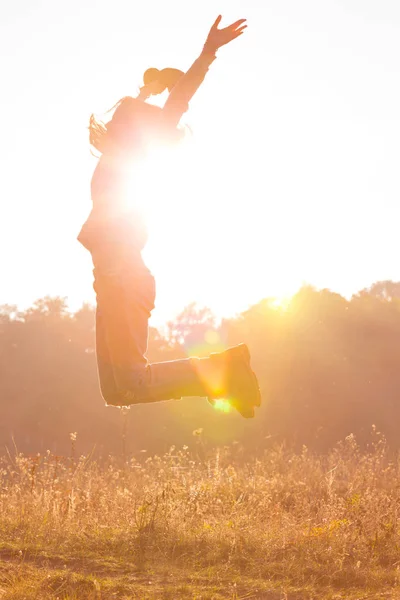 Flicka Som Promenader Skogen Höst Sunset Ligh — Stockfoto