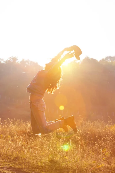 Chica Caminando Bosque Otoño Atardecer Ligh — Foto de Stock