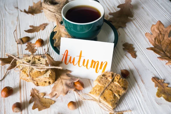 Mooie Herfst Achtergrond Kopje Thee Biscotti Herfstbladeren Met Autum Inscriptie — Stockfoto