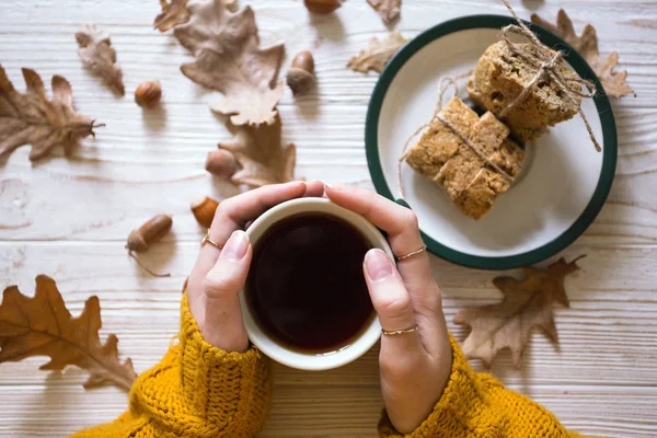 Schöner Herbsthintergrund Mädchen Hält Eine Tasse Tee Der Hand — Stockfoto