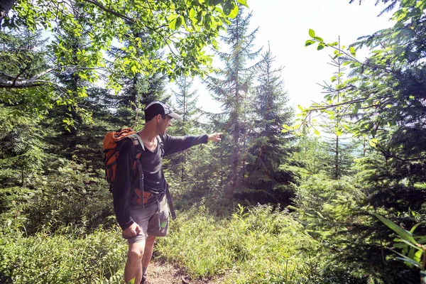 Felice Uomo Escursionista Sorridente Alle Montagne Carpazi Ucraina — Foto Stock