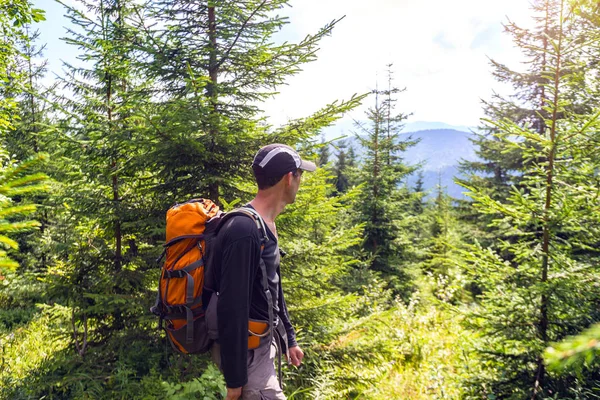 Lyckligt Leende Man Hiker Bergen Karpaterna Ukraina — Stockfoto