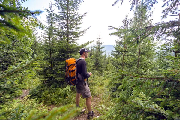 Lyckligt Leende Man Hiker Bergen Karpaterna Ukraina — Stockfoto
