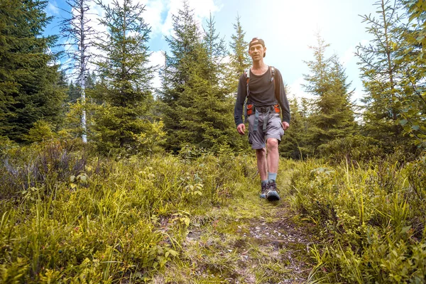 Feliz Caminante Sonriente Hombre Caminando Largo Del Sendero Las Montañas — Foto de Stock