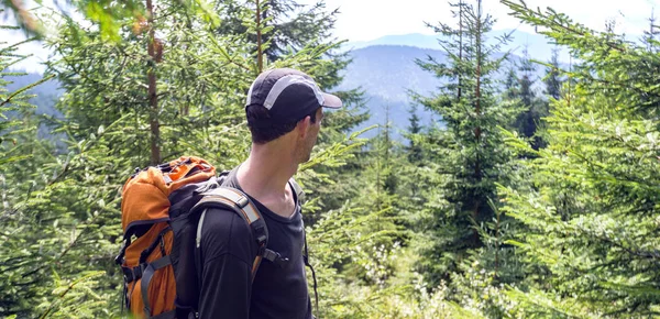 Heureux Homme Souriant Randonneur Dans Les Montagnes Carpates Ukraine — Photo