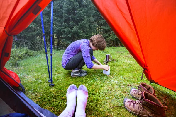 Hike Camping Life View Tent Tourist Girl Cooks Food Burne — Stock Photo, Image