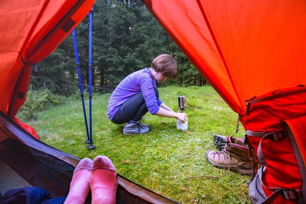 Hike Camping Life View Tent Tourist Girl Cooks Food Burne — Stock Photo, Image