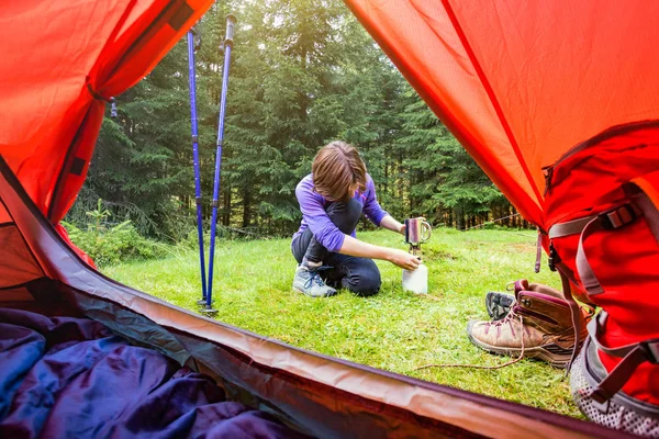 Escursione Vita Campeggio Vista Dalla Tenda Sulla Ragazza Turistica Cucina — Foto Stock