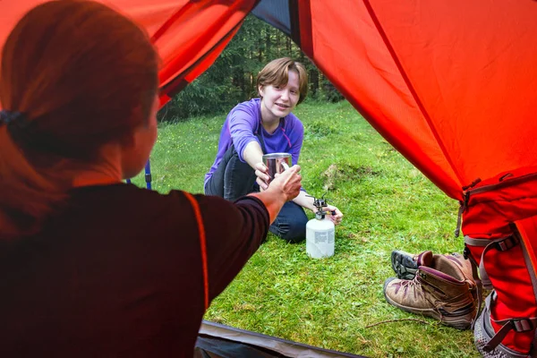 Hike Camping Life View Tent Tourist Girl Cooks Food Burne — Stock Photo, Image