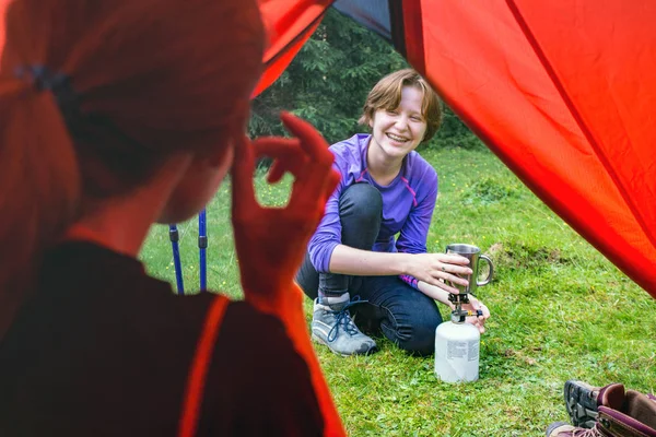 Hike Camping Life View Tent Tourist Girl Cooks Food Burne — Stock Photo, Image