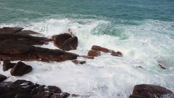 Ondas Grandes Batendo Praia Pedra — Vídeo de Stock