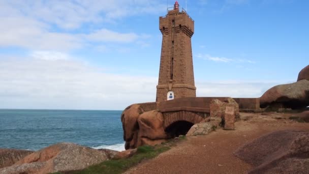 Faro Phare Men Ruz Playa Rose Granit Bretaña Francia — Vídeos de Stock