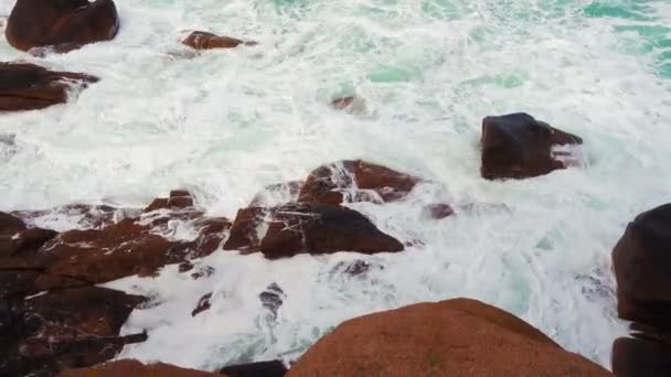 Большие Волны Разбиваются Каменном Пляже — стоковое видео