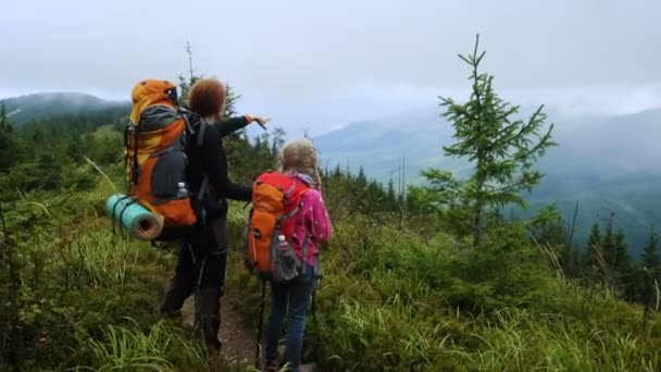 Família Caminhada Floresta Montanha — Vídeo de Stock