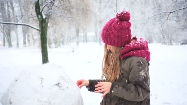 Dziewczyna Snowman Podczas Śnieg Spadnie — Wideo stockowe