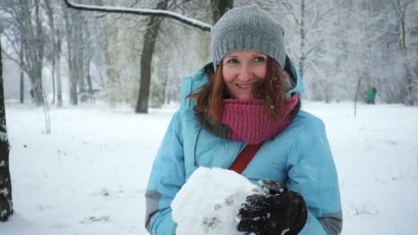 Niña Jugando Con Muñeco Nieve Durante Caída Nieve — Vídeos de Stock
