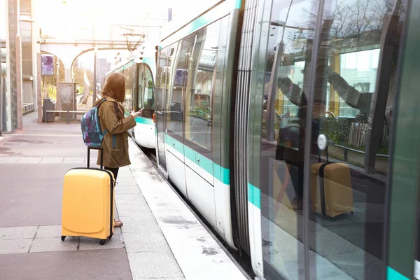 Platform Trai Bekler Kız Turistik Bir Sırt Çantası Bir Büyük — Stok fotoğraf
