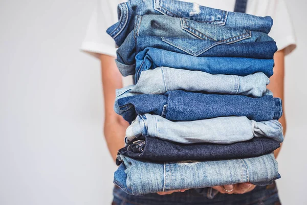 Flickan Håller Stack Jeans Händerna Rengöring Garderoben — Stockfoto