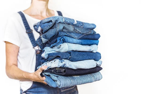 Flickan Håller Stack Jeans Händerna Rengöring Garderoben — Stockfoto