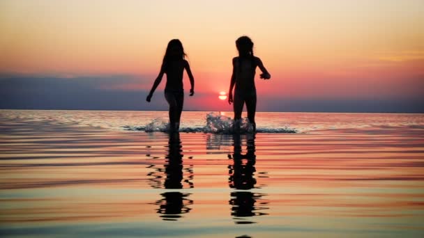 Παιδιά Πόδια Από Θάλασσα Στο Ηλιοβασίλεμα — Αρχείο Βίντεο