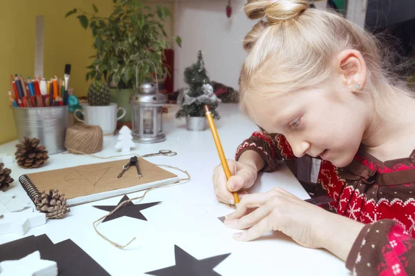 Kerstversiering Meisje Gemaakt Slingers Ster — Stockfoto