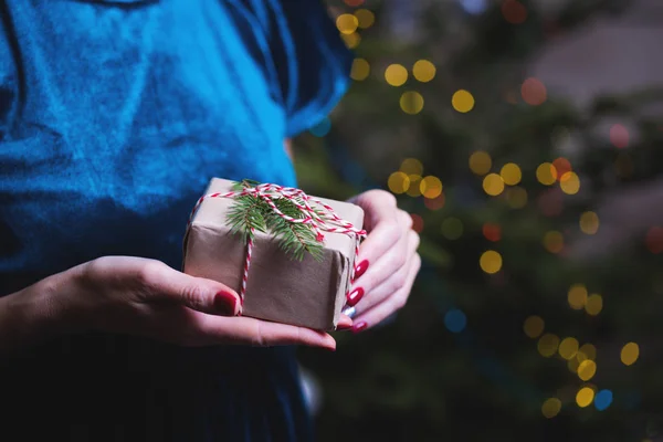 Meisje Met Kerstcadeaus Handen Gelukkig Nieuwjaar — Stockfoto