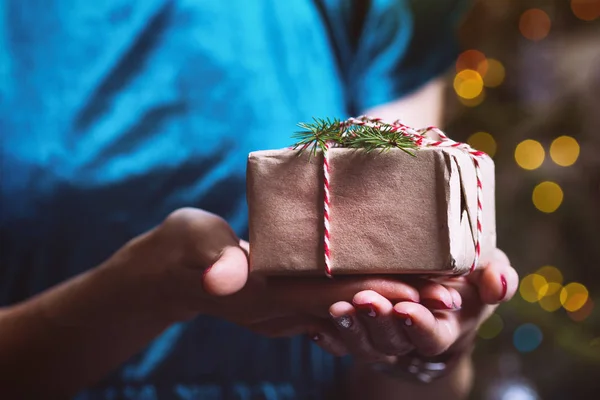 Fille Tenant Cadeaux Noël Dans Les Mains Heureux Nouvel — Photo