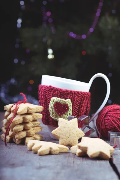 Weihnachten Gestrickte Wollbecher Und Sternförmige Lebkuchen Auf Einem Holztisch — Stockfoto