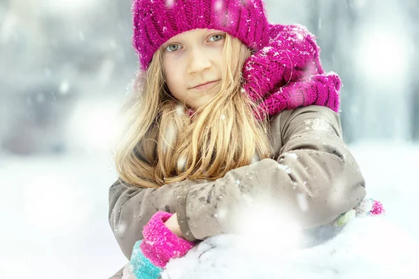 Inverno Piccola Ragazza Sorridente All Aperto Tim Nevicata — Foto Stock