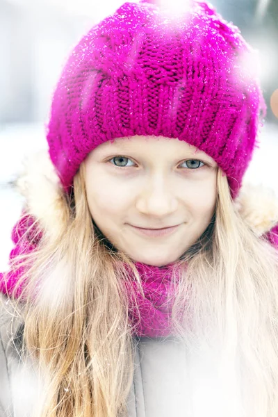 Hiver Petite Fille Souriante Extérieur Minuterie Des Chutes Neige — Photo