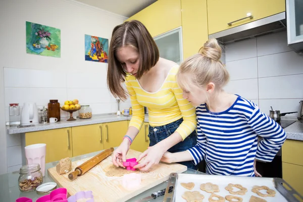 Happy Σαββατοκύριακο Διασκέδαση Αδελφή Κορίτσια Μαγειρέψουν Ένα Μπισκότα Linzer — Φωτογραφία Αρχείου