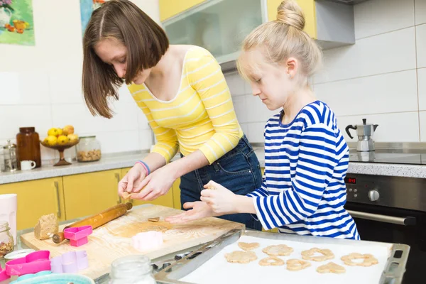 Happy Σαββατοκύριακο Διασκέδαση Αδελφή Κορίτσια Μαγειρέψουν Ένα Μπισκότα Linzer — Φωτογραφία Αρχείου