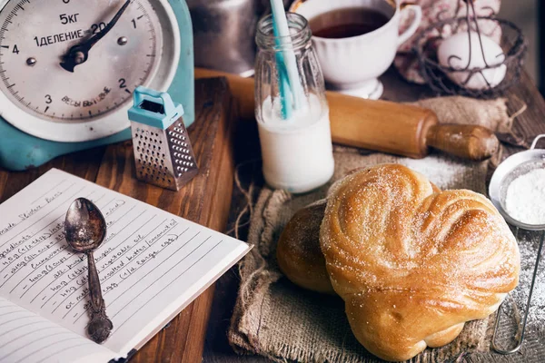 Leckere Appetitliche Brötchen Und Kaffee Zum Frühstück — Stockfoto