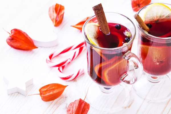 Heerlijke Glühwein Met Citroen Kaneel Kardemom Uitgegoten Glazen Christma — Stockfoto